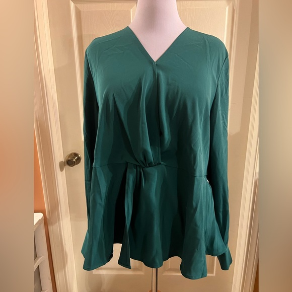 Eloquii Tops - BNWT Knot detail blouse